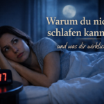Warum du nicht schlafen kannst – und was dir wirklich hilft Warum du nicht schlafen kannst und was dir wirklich hilft. Eine Frau liegt mitten in der Nacht wach im Bett, der Mond scheint zum Fenster herein und der Radiowecker zeigt 2.47 Uhr an.