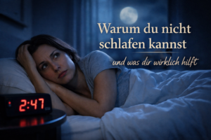 Warum du nicht schlafen kannst und was dir wirklich hilft. Eine Frau liegt mitten in der Nacht wach im Bett, der Mond scheint zum Fenster herein und der Radiowecker zeigt 2.47 Uhr an.