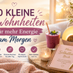 10 kleine Gewohnheiten für mehr Energie am Morgen, dargestellt durch einen leckeren gesunden Smoothie, ein Tageslichtwecker und ein Journal