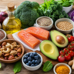 Entzündungshemmende Lebensmittel wie Avocado, Nüsse, Beeren, Lachs, gesunde Öle, grüne Blattgemüse und andere leckere Gesunde Lebensmittel sind auf dem Foto zu sehen